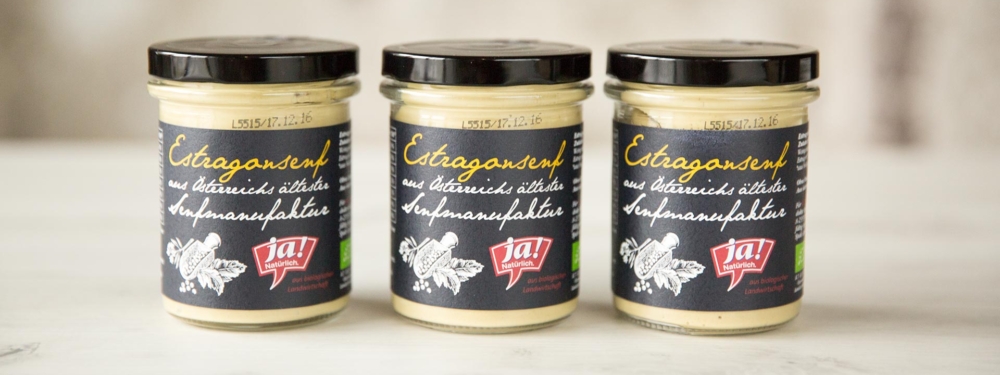 Drei Gläser Ja! Natürlich Bio-Estragonsenf nebeneinander.