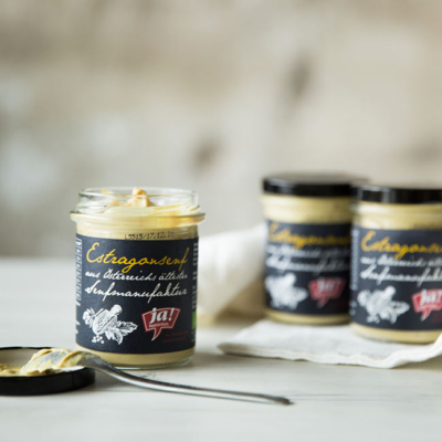 Ein Glas Ja! Natürlich Bio-Estragonsenf und ein Löffel.