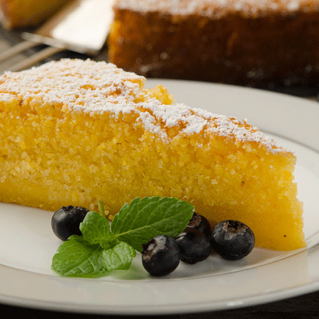 Ein Stück Grießkuchen mit Heidelbeeren.