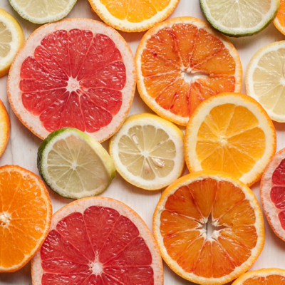Scheiben von Bio-Zitrusfrüchten.
