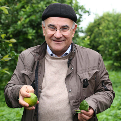 Francesco Salamita hält eine Bio-Zitrone.