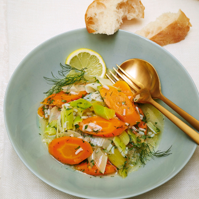 Ein Teller mit Lauch-Karotten-Ragout und Bio-Dill.