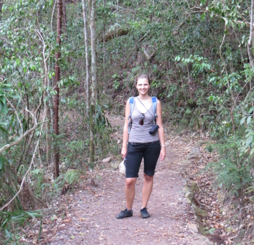 Elisabeth Berg steht auf einem Waldweg in Australien.
