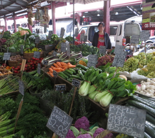 Ein organischer Markt mit Gemüse.