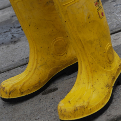 Gelbe Gummistiefel.