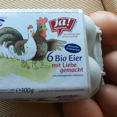 Packung Ja! Natürlich Bio-Eier mit Eiern auf dem Tisch.