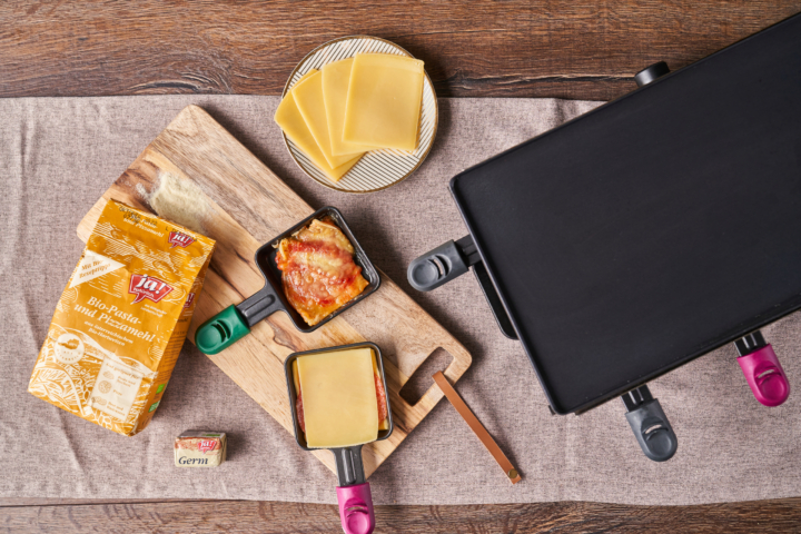 Italienisches Raclette mit Salami und Passata