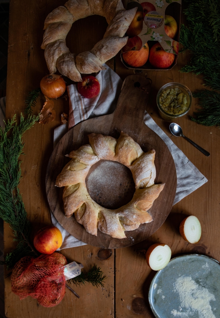 Artisan Brotkranz mit Apfel-Zwiebel-Butterschmalz