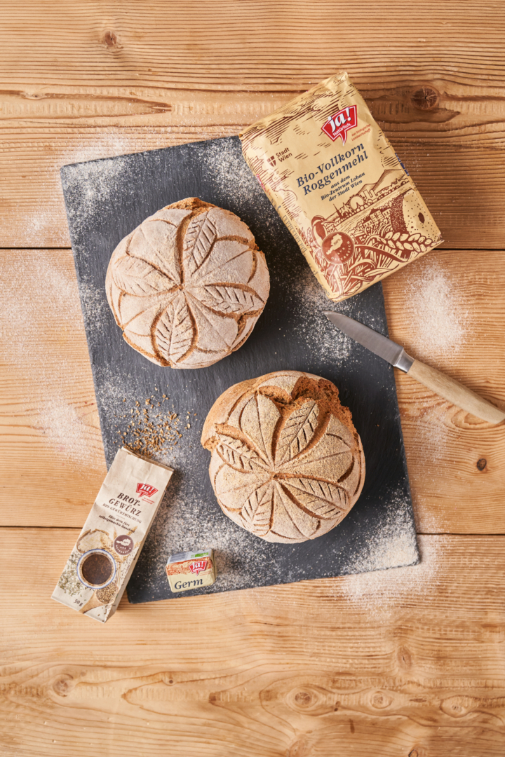 Selbstgebackenes Bio-Brot mit Muster