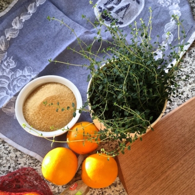 Zutaten für Bio-Blutorangensirup und kandierte Orangenschalen.