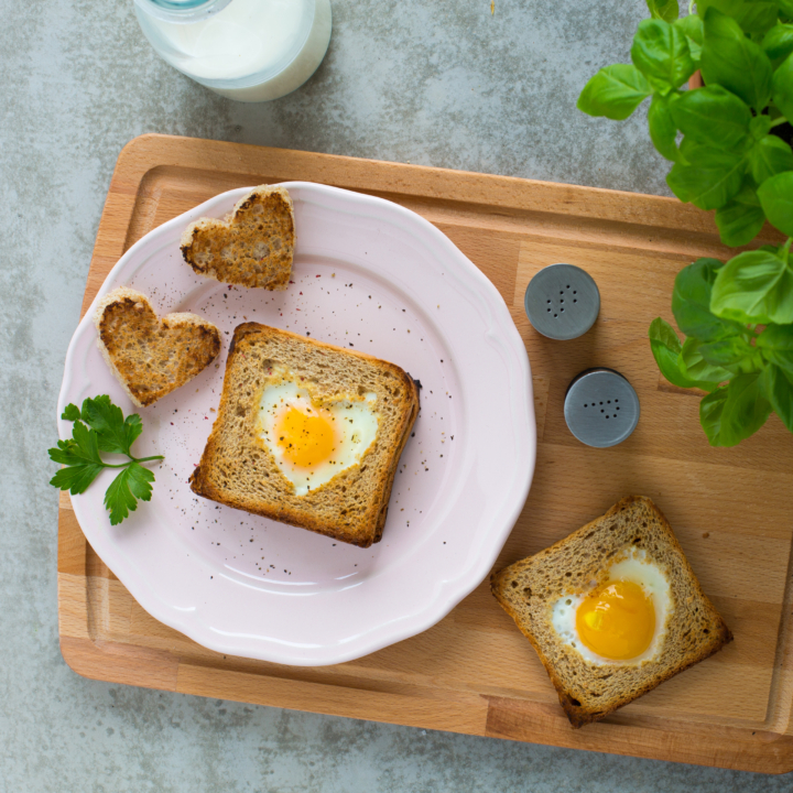Frühstückstoast mit Bio-Ei in Herzform zum Valentinstag