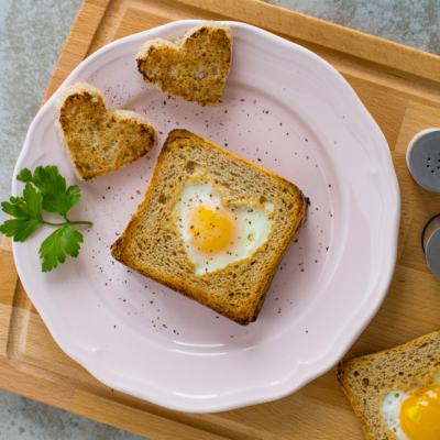 Toast mit Ei in Herzform