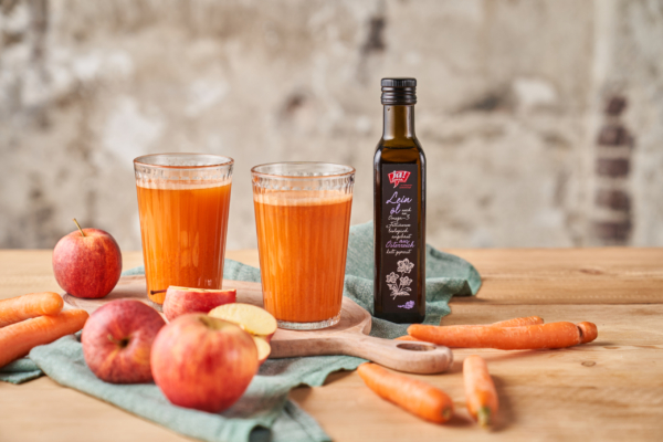 frisch gepresster Bio-Karotten-Apfelsaft mit Leinöl