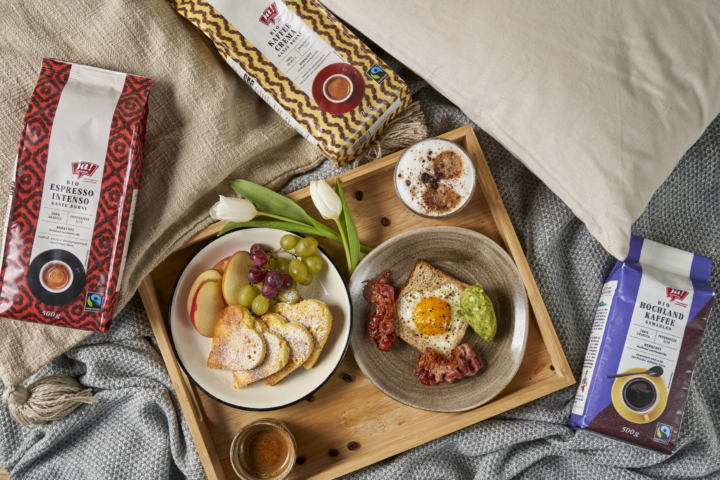Herz-Frühstück für Verliebte mit Toast & Pancakes