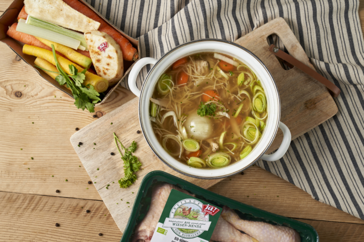 Hühnersuppe vom Bio-Wiesenhendl mit Gemüse & Fadennudeln