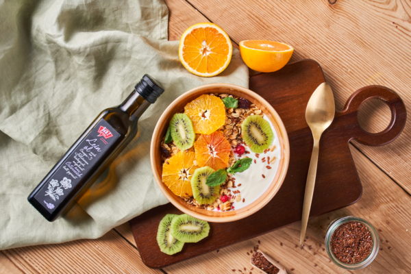 Bio-Früchtejoghurt mit Granola und Leinöl