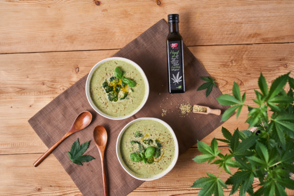 Geröstete Brokkoli Suppe mit Bio-Hanföl