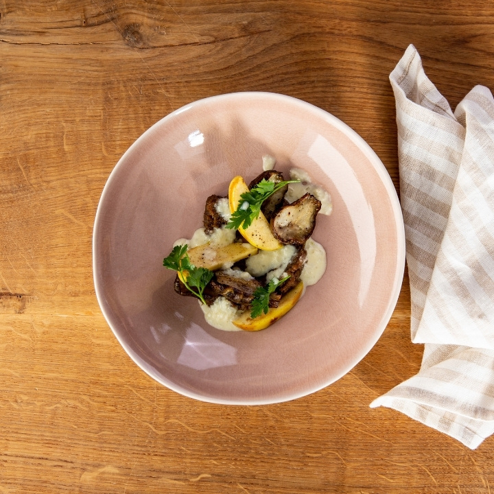 Geschmorte Bio-Topinambur mit Golden Delicious Apfel & Heublumenmilch Beurre Blanc