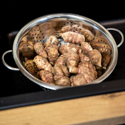 Geschmorte Bio-Topinambur mit Golden Delicious Apfel & Heublumenmilch Beurre Blanc