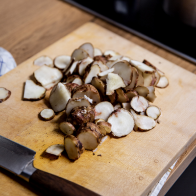 Geschmorte Bio-Topinambur mit Golden Delicious Apfel & Heublumenmilch Beurre Blanc