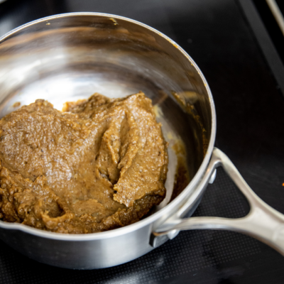 Geschmorte Bio-Topinambur mit Golden Delicious Apfel & Heublumenmilch Beurre Blanc