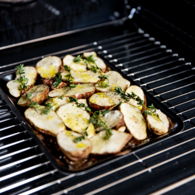 Geschmorte Bio-Topinambur mit Golden Delicious Apfel & Heublumenmilch Beurre Blanc