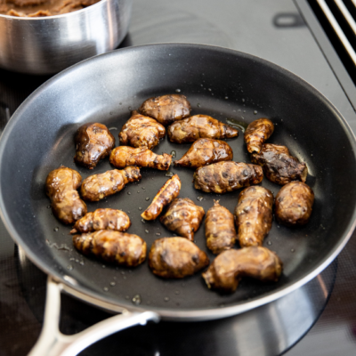 Geschmorte Bio-Topinambur mit Golden Delicious Apfel & Heublumenmilch Beurre Blanc