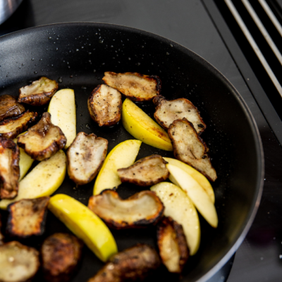 Geschmorte Bio-Topinambur mit Golden Delicious Apfel & Heublumenmilch Beurre Blanc