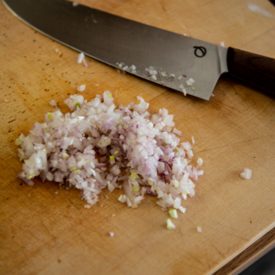 Geschmorte Bio-Topinambur mit Golden Delicious Apfel & Heublumenmilch Beurre Blanc