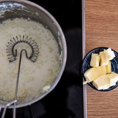 Geschmorte Bio-Topinambur mit Golden Delicious Apfel & Heublumenmilch Beurre Blanc