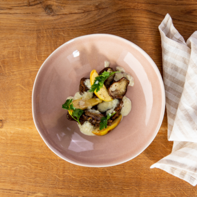 Geschmorte Bio-Topinambur mit Golden Delicious Apfel & Heublumenmilch Beurre Blanc