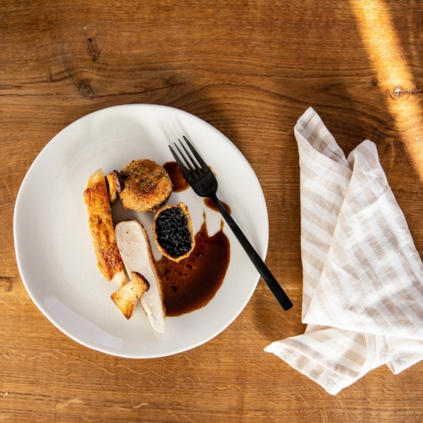 Bio-Wiesenhendl mit Pilzjus & knusprigem Bio-Seewinkler Reis