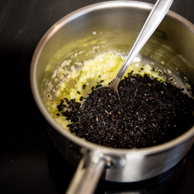 Bio-Wiesenhendl mit Pilzjus & knusprigem Bio-Seewinkler Reis