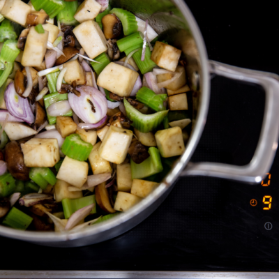 Bio-Wiesenhendl mit Pilzjus & knusprigem Bio-Seewinkler Reis