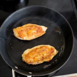 Bio-Wiesenhendl mit Pilzjus & knusprigem Bio-Seewinkler Reis