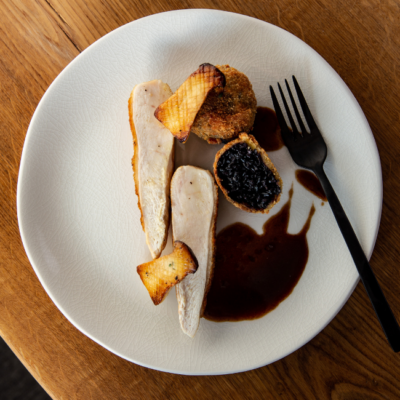 Bio-Wiesenhendl mit Pilzjus & knusprigem Bio-Seewinkler Reis