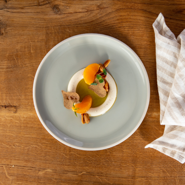 Heublumenmilch-Panna-Cotta mit Kaffee-Herz-Hippen