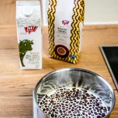 Heublumenmilch-Panna-Cotta mit Kaffee-Herz-Hippen