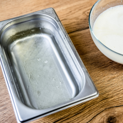 Heublumenmilch-Panna-Cotta mit Kaffee-Herz-Hippen