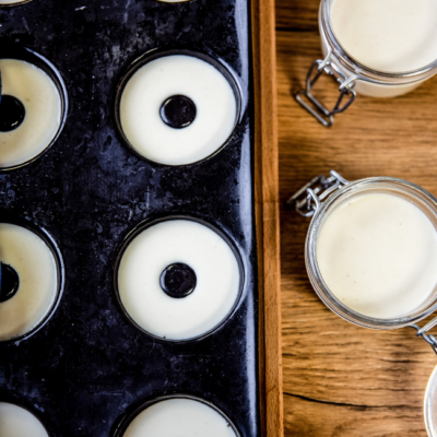 Heublumenmilch-Panna-Cotta mit Kaffee-Herz-Hippen