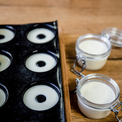 Heublumenmilch-Panna-Cotta mit Kaffee-Herz-Hippen