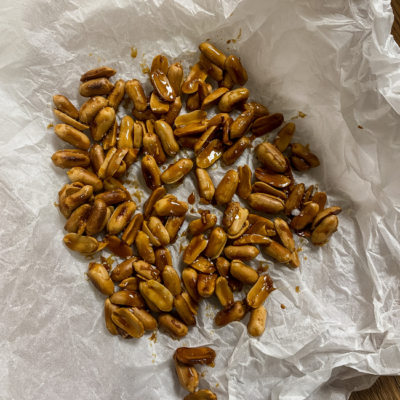 Heublumenmilch-Panna-Cotta mit Kaffee-Herz-Hippen