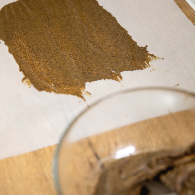 Heublumenmilch-Panna-Cotta mit Kaffee-Herz-Hippen