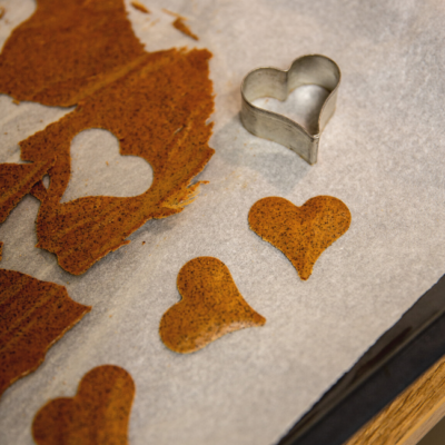 Heublumenmilch-Panna-Cotta mit Kaffee-Herz-Hippen