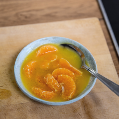 Heublumenmilch-Panna-Cotta mit Kaffee-Herz-Hippen