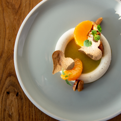 Heublumenmilch-Panna-Cotta mit Kaffee-Herz-Hippen