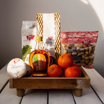 Heublumenmilch-Panna-Cotta mit Kaffee-Herz-Hippen