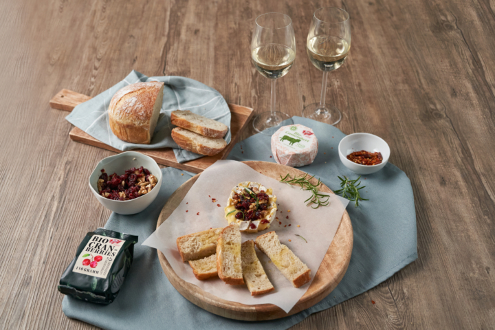 gebackener Heublumenmilch-Camembert à la Baked Brie