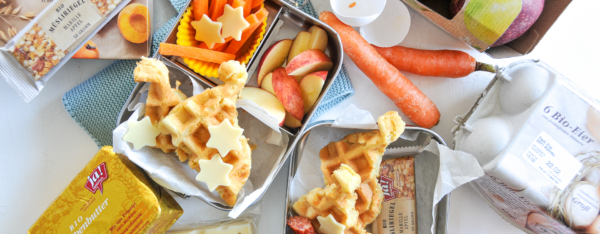 Jausenbox mit herzhaften Heublumenkäse-Waffeln