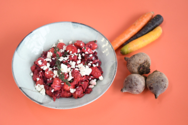Gnocchi-Bowl mit roter Rübe, Karottenmix & Feta